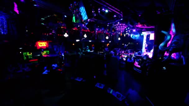 Molte persone nel dark night club — Video Stock