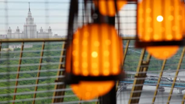 Universidad Estatal de Moscú es visible desde la ventana del restaurante a través de jalousie — Vídeo de stock