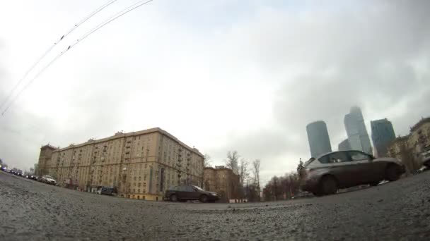 El flujo de coches va en Kutuzovsky folleto en frente del centro de negocios de la ciudad de Moscú — Vídeos de Stock