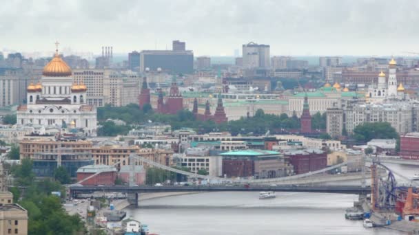 Крымский мост стоит перед Кремлем и Храмом Христа Спасителя — стоковое видео