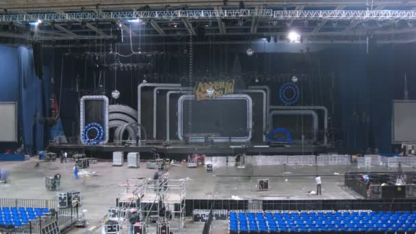 Sceneshifters mount equipment for concert of Legend RetroFM in Sports complex Olimpiyskiy — Stock Video