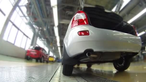 Yeni araba otomobil ve Fabrika boru hattı üzerinde taşır. — Stok video