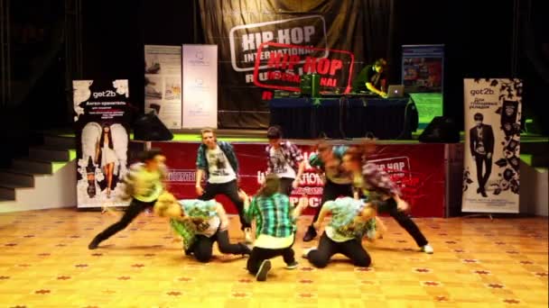 Eight girls dance modern style at final HHI — Stock Video