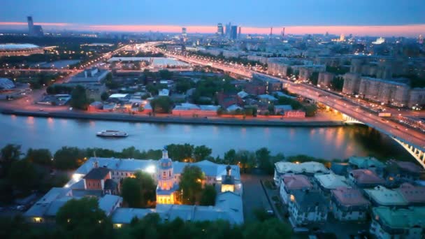 Voitures aller sur Andreesvky pont à travers la rivière où flotte vapeur-bateau — Video