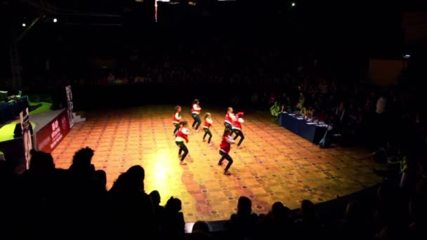 Seitsemän tyttöä joukkue punaisissa puvuissa tanssia modernia tyyliä lopullisessa HHI - Cup Venäjän, Championship IV — kuvapankkivideo