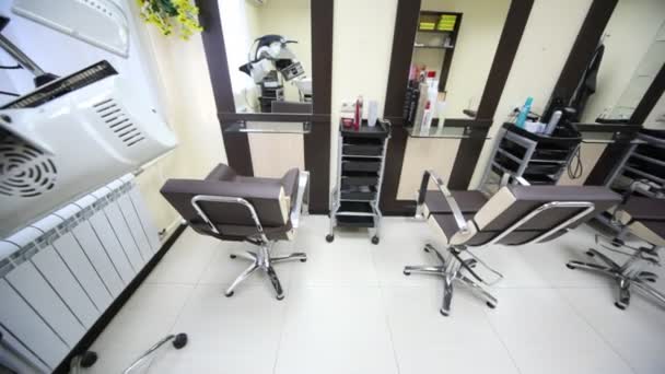 In salon hairdressing salon there are three workplaces — Stock Video