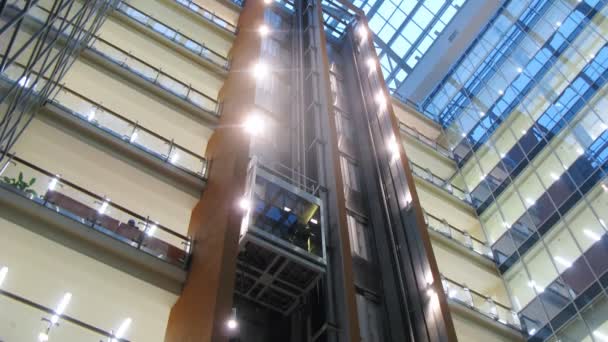Dos ascensores se mueven hacia abajo y hacia arriba en el centro de negocios — Vídeo de stock
