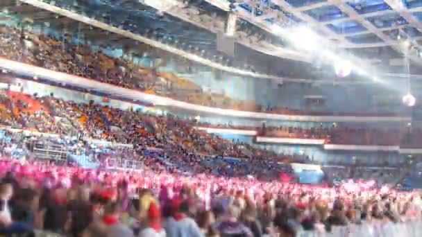 Concert is afgelopen en toeschouwers laten plaatsen na concert — Stockvideo