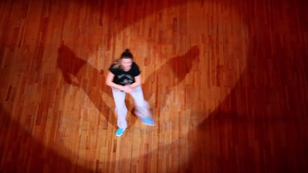Νεαρό κορίτσι στο χορό των αθλητικών ειδών για διαγωνισμό στο hhi - Κύπελλο της Ρωσίας, πρωτάθλημα iv — Αρχείο Βίντεο
