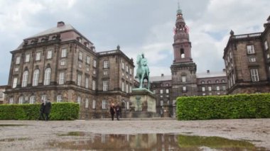kişi ata Anıtı ile Christiansborg yuvası