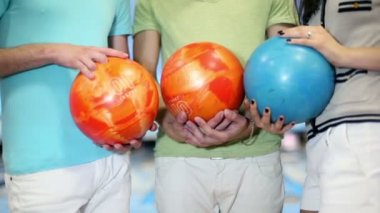 iki erkek ve bir kız, bowling topları, closeup görünümü tutun