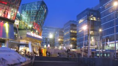 alıcı girin ve akşamları alışveriş merkezi metropolis'e git