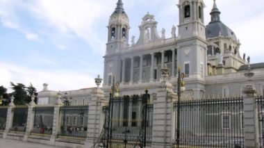 turistler almudena Katedrali, zaman atlamalı gezmeye gitmek