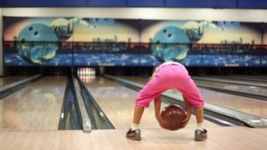 Pembe elbise, küçük kız play bowling ve atlar