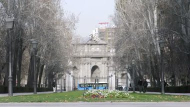 Puerta de alcala kapısı kare bağımsızlığı anlamına gelir.