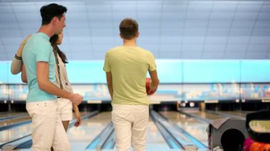 Nasıl arkadaş bowling oyunu at yapar çift izle