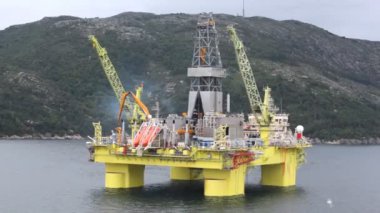 Martılar sondaj platformu Stavanger'deki Körfezi üzerinden uçup