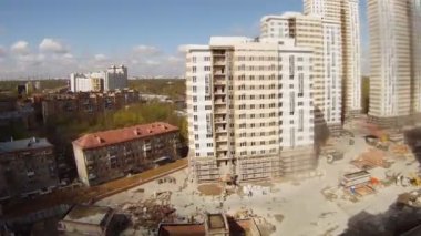 eski evin yakınında yapım aşamasında yeni evler standları