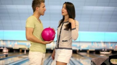 İki öğrenci ayağa ve bowling lane kulüp yakınındaki konuşmak