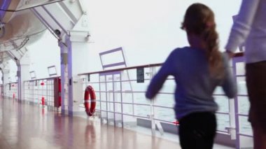 Annem ve onun kızı yürüyüş sırasında çit yakınındaki güverte tarafından cruise