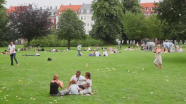 birçok kişi çim sahada royal park t hafta dinlen