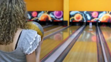 Kız skittles yenmek için bowling topu atar ve ardından atlar