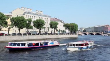 Fontanka Nehri Petersburg şehrinde iki turist gemi yüzer