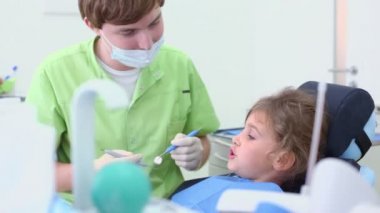 Diş hekimi diş aracı ve kız onun sorunları hakkında konuşmak tutar