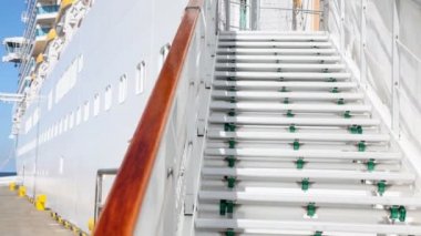 büyük yolcu gemisi limanda bir girişe giden adımlar