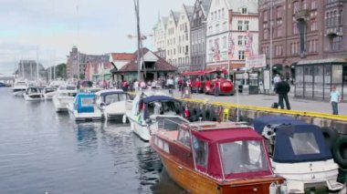 tekneleri olan kıyı kenti dokta bergen, turist etrafında yürüyüş