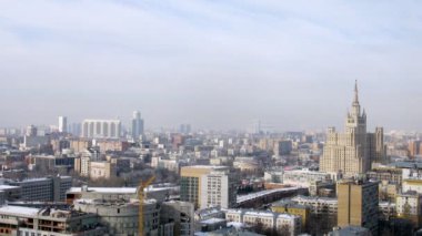 İnşaat vinç ve gökdelen şehir manzara karşı duruyor