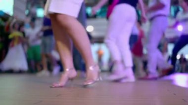 Kadın dansları lage Hall birçok kişi ile