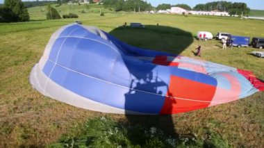Havacılık Kulübü'nün balon uçan çim üzerinde gölge düşer