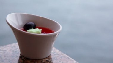 sauceboat ile domates sosu ve tablonun köşesindeki zeytin stand