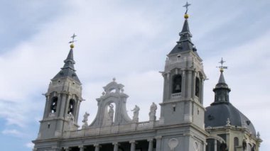 almudena Katedrali kuleleri bulutlar, zaman atlamalı karşı duruyor
