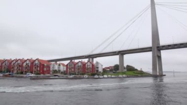 Motorbot ve kruvazör float büyük kolye köprü altında kıyısından