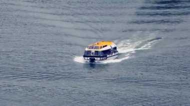 Motorlu kurtarma tekne yüzen su yüzeyi gün hızlı tarafından