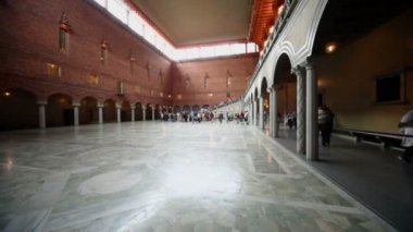 Birçok turist yürümek ve belediye binası içinde mavi oda etrafına bakmak