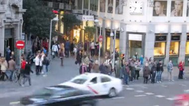 insanlar sokak montera yaya geçidi üzerinde çapraz.