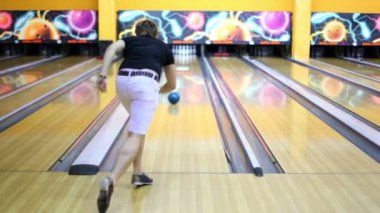 genç adam bowling topu atar ve tüm temelini atıyor