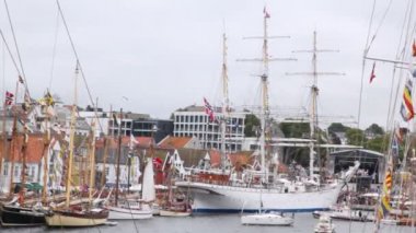 Bağlantı noktası Stavanger içinde üç-mast Norveç yelkenli gemi duruyor
