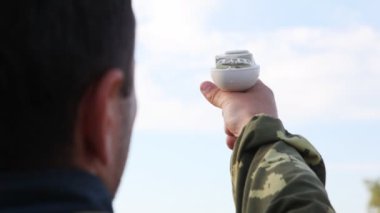 Düzene karşı mavi gökyüzü aygıt tarafından pilot belirler