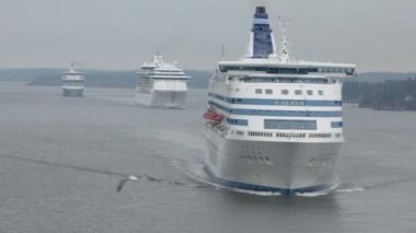 Üç kruvazör stockholm yakınındaki kıyı şeridi yanında şamandıra.