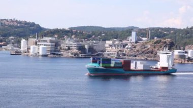 Kapları ile yüklenen cargoship çekmek uzak manzara karşı