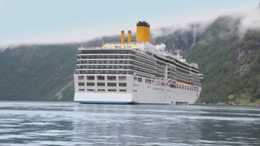 Kurtarma tekne yüzen büyük yolcu gemisi ile can kurtaran sandalı yakınındaki