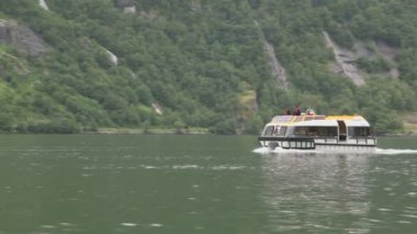 Büyük için kurtarma tekne yüzen buz dağ altında üstünde doğrusal