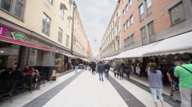 birçok kişi yürüyüş ve ana yaya cadde, kafelerde oturup