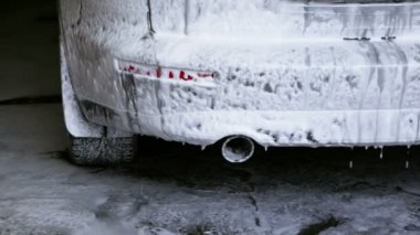 Otomobil araba yıkama garaj içinde sabun köpük stand