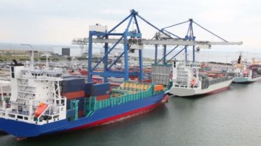 yola çıkış üzerinde birkaç MAVNA tarafından büyük Vinçler dock