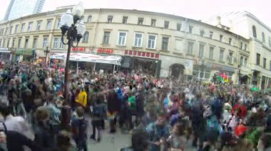 insanlar geçit töreni sabun köpüğü olarak eski arbat dükkanları gidin